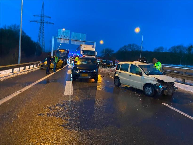 Sechs Autos waren in den Auffahrunfall auf der A13 verwickelt
