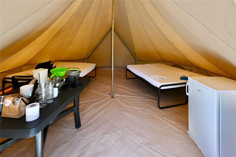 Sechs voll ausgestattete Tipi-Zelte stehen zur Auswahl – sie verfügen über einen...