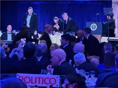 Secret-Service-Agenten bringen Donald Trump während des White House Correspondents‘ Dinner in Sicherheit