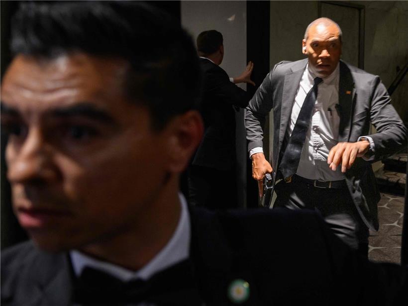 Secret-Service-Agenten durchkämmen das Gebäude