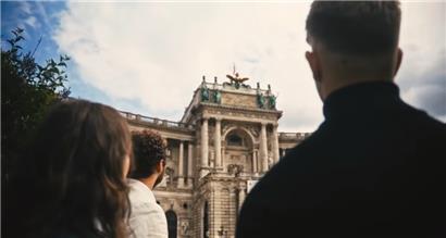 Sehnsuchtsvoller Blick auf den Hitler-Balkon: „Wir sind der Brückenschlag zwischen Vergangenheit und Zukunft“, heißt es in dem FPÖ-Video
