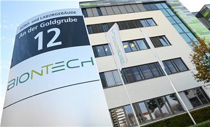 Sehnsüchtig wartet die Welt auf einen Corona-Impfstoff. Als erstes westliches Unternehmen legt der deutsche Hersteller Biontech Zwischenergebnisse einer großen Studie vor.
