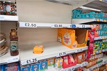 „Sehr enttäuschend“: In einem Supermarkt in London sind die Eier quasi ausverkauft
