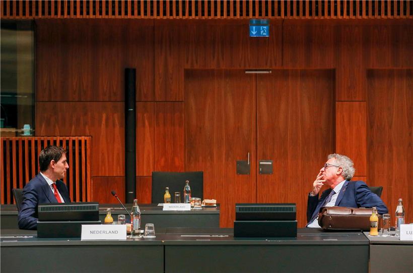 „Sehr froh“: Pierre Gramegna (r.) im Gespräch mit dem niederländischen Finanzminister Wopke Hoekstra
