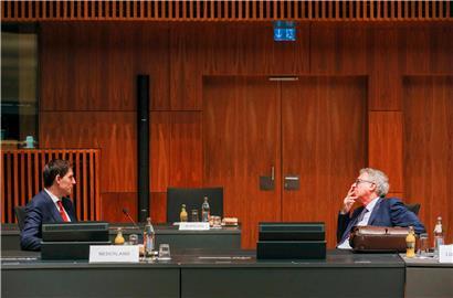 „Sehr froh“: Pierre Gramegna (r.) im Gespräch mit dem niederländischen Finanzminister Wopke Hoekstra
