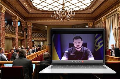 Sein Land wurde von Russland überfallen – am 2. Juni wird er virtuell vor der Chamber sprechen: Wolodymyr Selenskyj. Das Tageblatt hat nachgefragt, wie sich die Abgeordnetenkammer auf den digitalen Auftritt vorbereitet.
