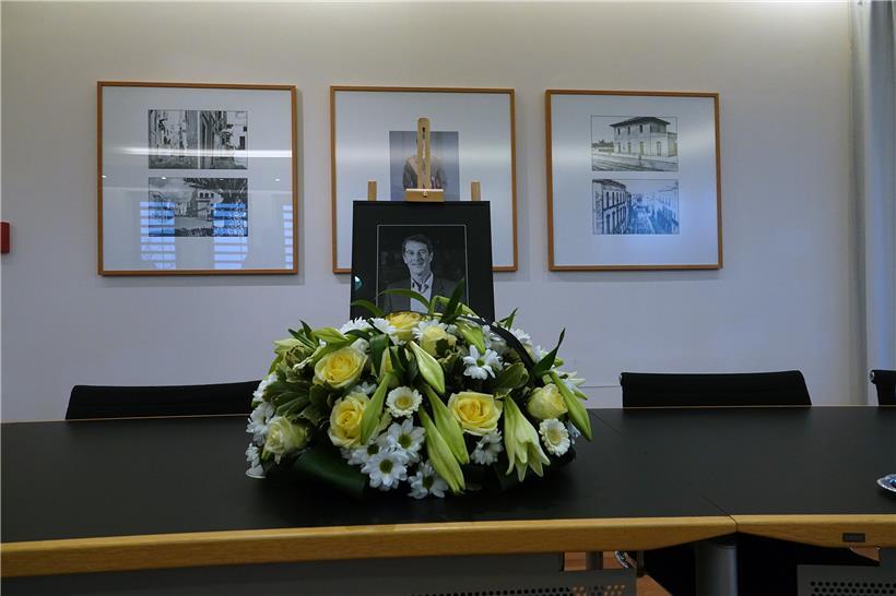 Sein Platz im Roeser Gemeinderat blieb am Montag leer. Ein Foto und davor ein Blumengebinde erinnerten an DP-Rat Eugène Berger, der am vergangenen 21. Januar auf tragische Weise aus dem Leben schied.
