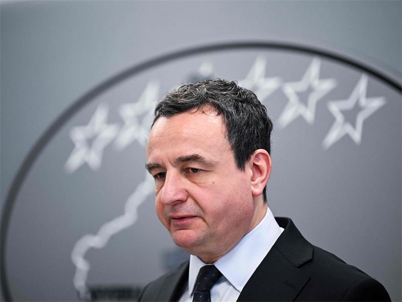Albin Kurti, zukünftiger Premier, steht vor großer Herausforderung – symbolische Szene zu „Sein oder Nichtsein“