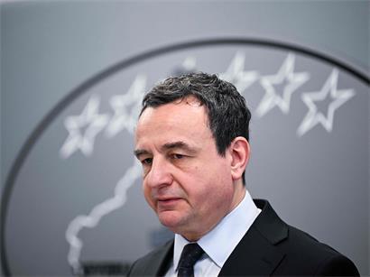 Albin Kurti, zukünftiger Premier, steht vor großer Herausforderung – symbolische Szene zu „Sein oder Nichtsein“