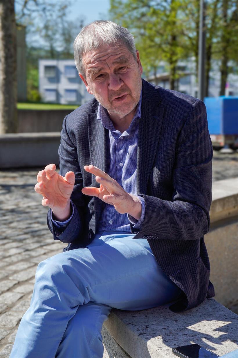 Wolter spricht engagiert und unterstreicht seine Aussagen mit entschlossener Gestik bei einer Präsentation