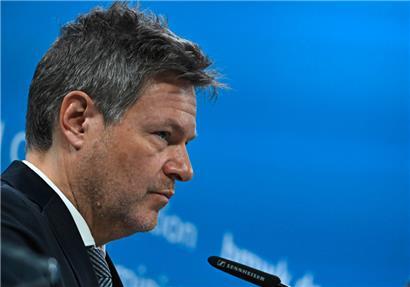 Seine Entscheidung, elektrisch betriebene Autos ab sofort nicht mehr zu subventionieren, bringt ihm heftige Kritik ein: Deutschlands Wirtschaftsminister Robert Habeck
