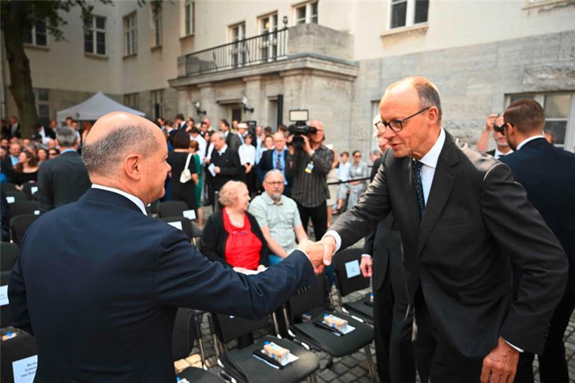 Seinen Posten strebt er an: CDU-Chef Friedrich Merz (r.) begrüßt Kanzler Olaf Scholz bei einer Veranstaltung im Juli
