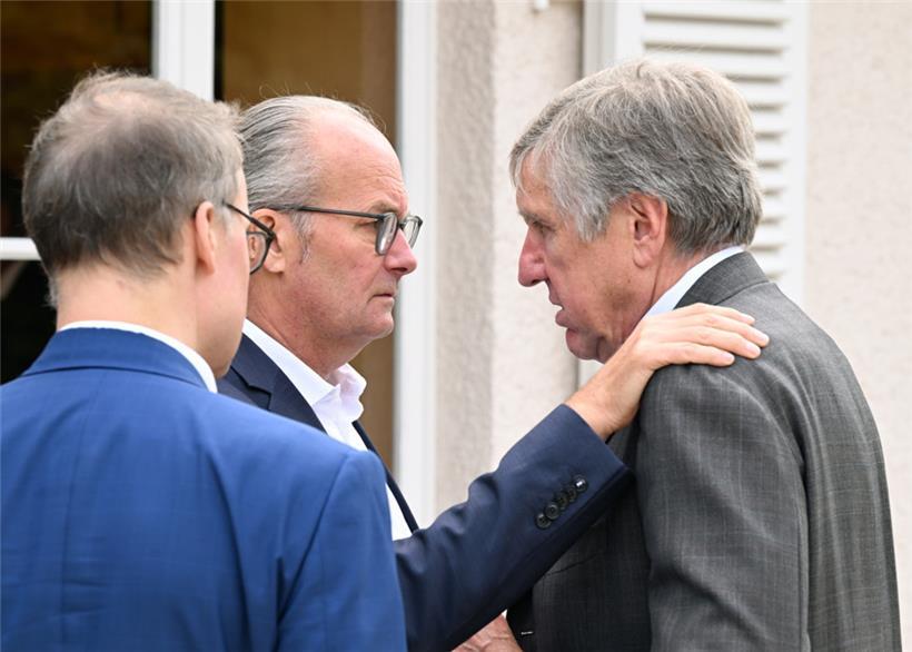 Seit 18 Uhr sind die Sozialpartner wieder in Senningen versammelt, darunter auch Vize-Premierminister Francois Bausch und Energieminister Claude  Turmes
