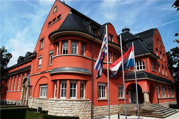 Conservatoire Esch Gebäude von 1993 mit Schülern beim Musizieren, wichtiges Kulturzentrum in Esch seit über 25 Jahren