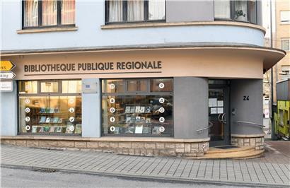 Seit 2003 befindet sich die Stadtbibliothek an ihrer heutigen Adresse in der rue du Commerce
