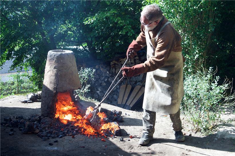 Seit 2007 stellt Schlosser Romain Bohr in seinen selbst gebauten Rennöfen aus Luxemburger Eisenerz sofort schmiedbares Metall her

