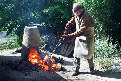 Seit 2007 stellt Schlosser Romain Bohr in seinen selbst gebauten Rennöfen aus Luxemburger Eisenerz sofort schmiedbares Metall her
