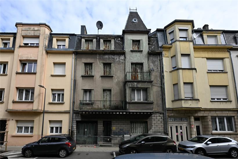 Seit 2011 scheint sich niemand um das Haus 17, rue Dicks in Esch zu kümmern – Schieferplatten drohen vom Dach auf Fußgänger zu fallen
