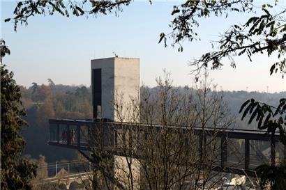 Seit 2016 befördert ein Panoramaaufzug in Luxemburg-Stadt Passagiere zwischen dem Pfaffenthal und der Oberstadt auf und ab
