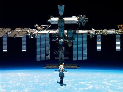 Astronauten auf der ISS bei wissenschaftlicher Forschung, internationale Raumstation feiert 25 Jahre Forschung im All