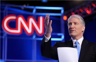 Seit Beginn des Wahlkrimis in den USA entwickelt sich ein Mann mit amerikanischem Allerweltsnamen auch auf den Luxemburger Bildschirmen zu einem vertrauten Gesicht: der Wahlerklärer des Fernsehsenders CNN, John King
