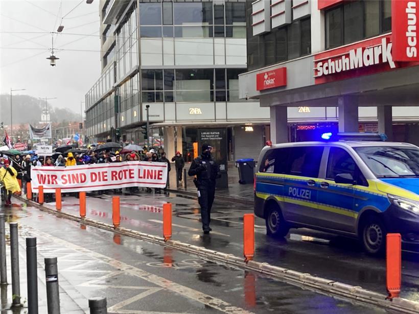 Seit Dezember treibt es in Saarbrücken unter dem Motto „Wir sind die rote Linie“ Tausende auf die Straße. An diesem Sonntag waren es nach Polizeiangaben 2.200. Es sind Saarländer, aber auch Pfälzer und Franzosen, die mitgehen. 
