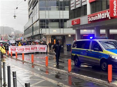 Seit Dezember treibt es in Saarbrücken unter dem Motto „Wir sind die rote Linie“ Tausende auf die Straße. An diesem Sonntag waren es nach Polizeiangaben 2.200. Es sind Saarländer, aber auch Pfälzer und Franzosen, die mitgehen. 
