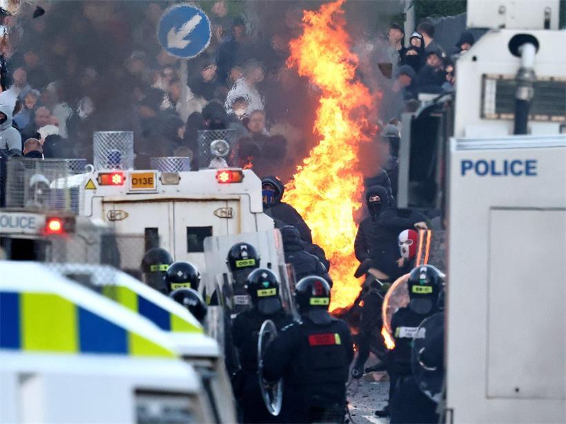 Auseinandersetzung zwischen Polizei und Randalierern bei Unruhen in den Straßen von Belfast nachts