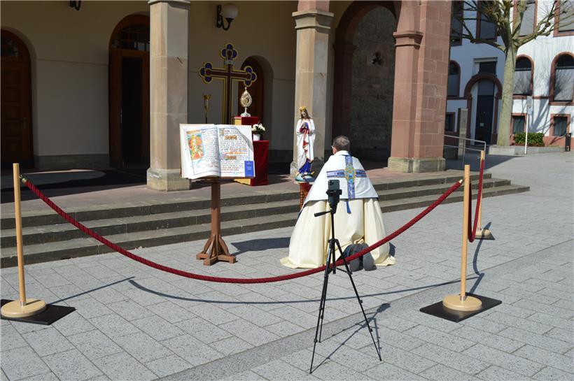 Seit Donnerstag wird vor der Dekanatskirche in Diekirch eine Messe abgehalten
