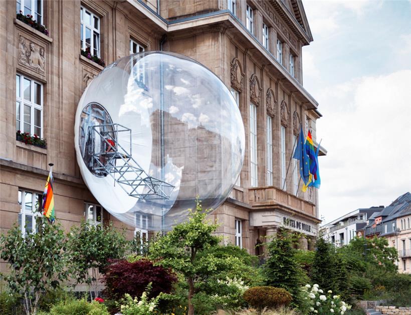 Seit Freitagmorgen verziert eine riesige Blase das Escher Rathaus
