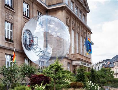 Seit Freitagmorgen verziert eine riesige Blase das Escher Rathaus
