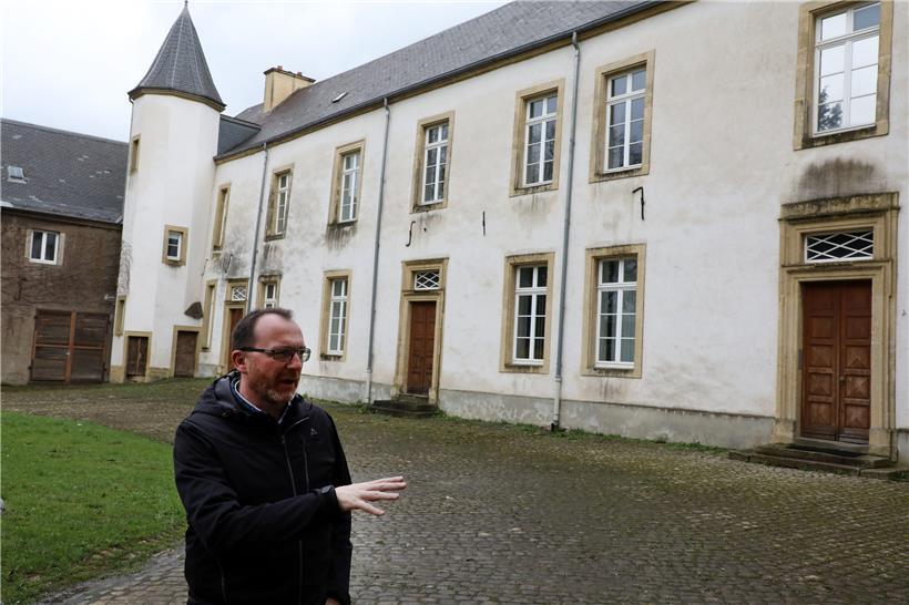 Seit Jahren setzen sich Bürgermeister Georges Engel und der Gemeinderat für den Schutz und die Neunutzung des Schlosses in Sanem ein. Auf die Vorschläge des Schöffenrates habe es bislang keine Reaktion aus dem Ministerium gegeben, sagt Kulturschöffin Simone Bintz-Asselborn. Bis 1950 wohnte die Familie De Tornaco im Schloss. Das ist nicht unwesentlich – nicht nur,…
