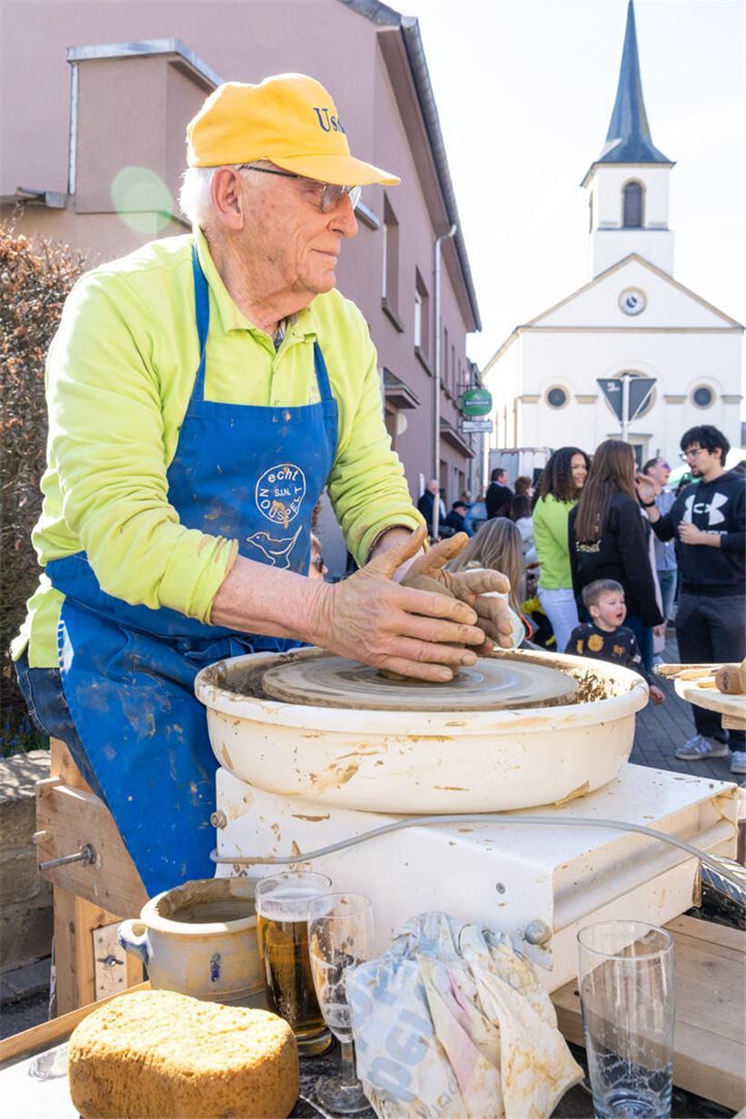 Eugène Biver dreht traditionell an Ostermontag an seiner Drehscheibe in Nospelt Keramikkunst seit Jahrzehnten