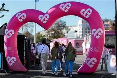 Seit Mittwoch gibt es zu Füßen der „Gëlle Fra“ viel pink zu sehen. So wird auf ein wichtiges Thema aufmerksam gemacht.
