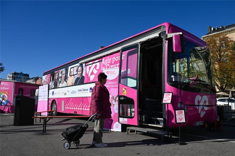 Seit Mittwoch und bis Freitag hält der pinke Bus in Luxemburg-Stadt