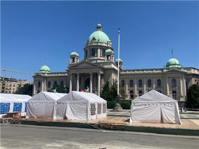 Seit Monaten blockierte Verkehrsachse im Herzen der Hauptstadt: weiße Zelte vor Serbiens Parlament auf dem Belgrader Nikola-Pasic-Platz

