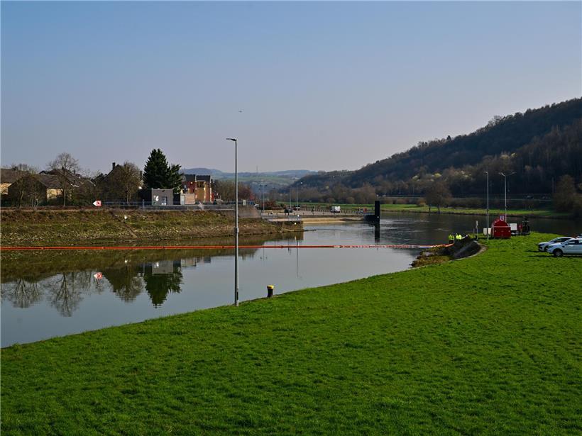 Ölsperre sichert Hafenausfahrt Mertert gegen Ölverschmutzung im Hafenbereich ab