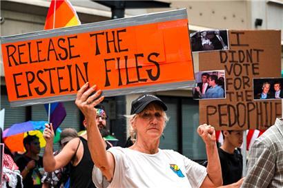 Seit Tagen häufen sich auch unter Trump-Anhängern kritische Kommentare. Sie werfen der Regierung vor, nicht wie versprochen Licht in den Skandal um den US-Milliardär Epstein gebracht zu haben, der 2019 erhängt in seiner Gefängniszelle in Manhattan aufgefunden wurde.
