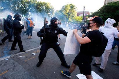 Seit Tagen kommen die USA nicht zur Ruhe – Demonstranten und Polizei geraten mittlerweile in vielen Städten aneinander.
