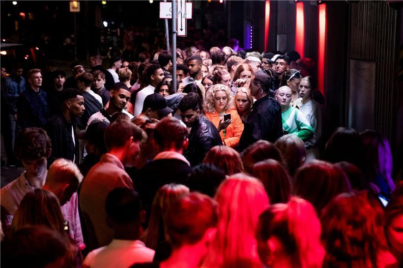 Seit dem 1. September brauchen die Dänen in Restaurants, Sportzentren und bei Friseuren keinen Impfnachweis mehr, ab dem 10. September muss der „Coronapass“ auch nicht mehr für den Besuch von Nachtclubs und Großveranstaltungen vorgelegt werden
