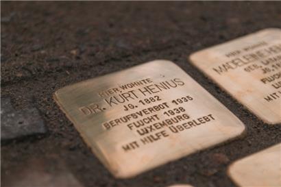 Seit dem 17. Februar 2022 erinnern sechs Stolpersteine an Dr. Kurt Henius und seine Familie vor ihrem ehemaligen Berliner Haus in der Landgrafenstraße 9. Veröffentlicht in: Höpfner, Lukas. DGIM History. Gemeinsam gegen das Vergessen.
