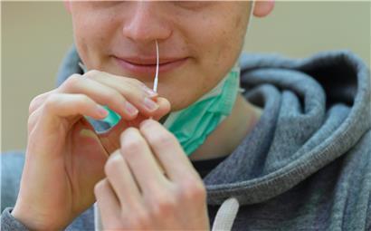 Seit dem 19. April testen sich Luxemburgs Schüler einmal pro Woche anhand eines Schnelltests auf Sars-CoV-2. Die Teilnehmerquote liegt laut Bildungsministerium bei 85,5 Prozent. 
