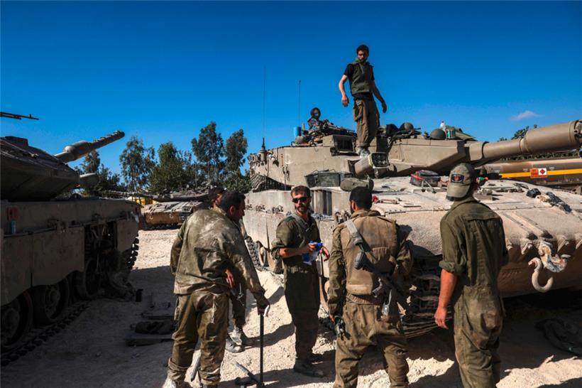 Seit dem terroristischen Überfall durch die Hamas zieht Israel seine Streitkräfte an der Grenze zum Gazastreifen zusammen
