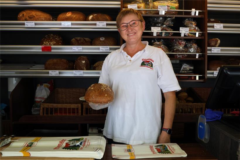 Seit drei Jahren ist Irina mit ihrem Brotwagen an jedem Freitag auf dem Frischma...