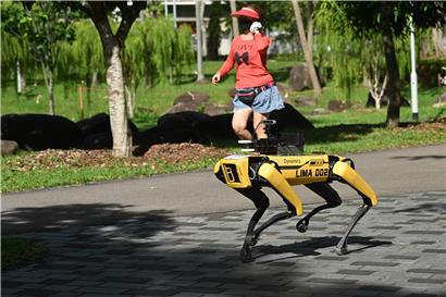 Seit ein paar Tagen schaut Roboter-Hund „Spot“ in Singapurs Parks nach dem rechten Abstand  
