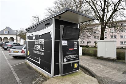 Seit eineinhalb Jahren außer Betrieb: Der Automat auf dem Parkplatz des Lallinger Friedhofs
