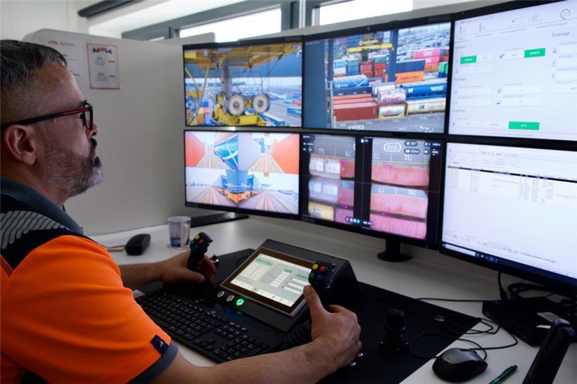 Seit einem Jahr werden die Kräne nicht mehr in der Kabine, sondern per Fernsteue...