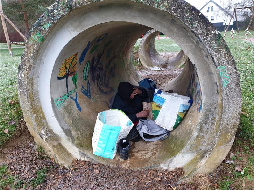 Seit einem Monat schon übernachtet Johnny im Betonrohr. Seit einigen Tagen aber scheint er eine neue Bleibe gefunden zu haben. Wo er sich jetzt befindet, wissen seine Wohltäter aber nicht. 
