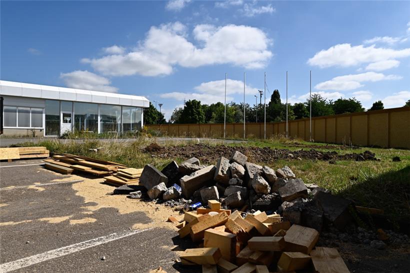 Seit einigen Tagen ist das Areal rund um die frühere Muzzolini-Garage von einem Holzzaun umgeben. Hier sollen in den nächsten Jahren die neue Sportarena und ein Wohngebiet entstehen.   
