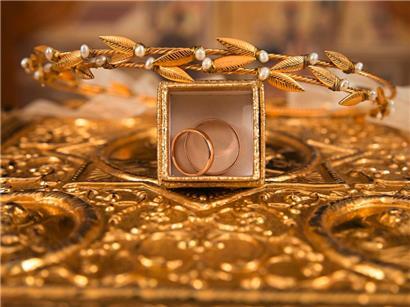 Seit jeher üben Gold und Goldschmuck eine Faszination auf die Menschen aus. Das „ewige“ Edelmetall steht nicht nur für Glanz und Reichtum, sondern war oft auch Grund für Ausbeutung und Kriege
